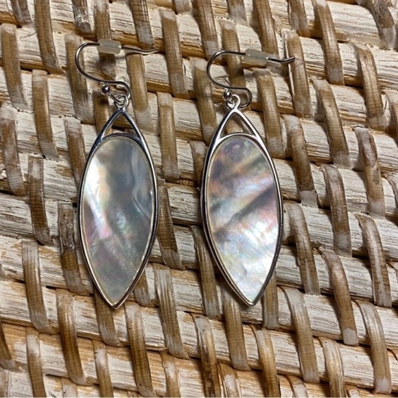 Stella & Dot Aurelia Mother of Pearl Drop Pendant necklace and earrings - Picture 4 of 8